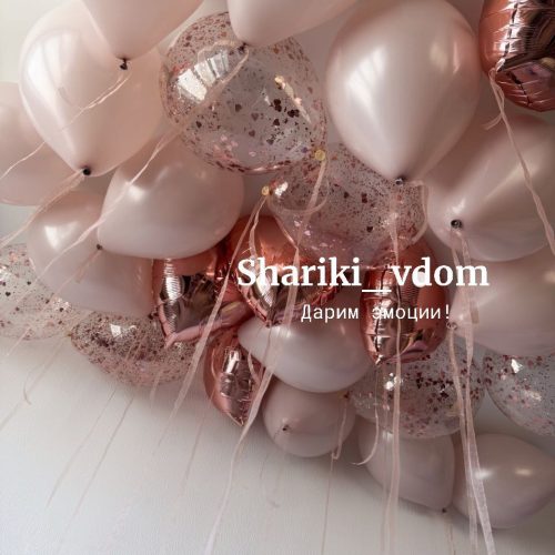 Пудровые шары и розовое золото под потолок